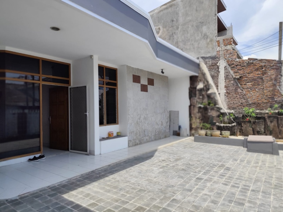 Rumah Sewa Murah Lokasi Tanah Mas, Semarang, LB 215m²