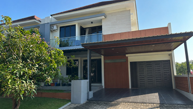 Rumah Mewah di Graha Padma, Semarang, 4 Kamar Tidur, LT 240m²