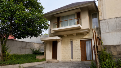 Rumah Mewah di Bukit Sari, Semarang, 3 KT, LT 162m²