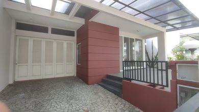 Rumah Elegan di Candi Golf, Semarang, 4 Kamar Tidur, LT 240m²