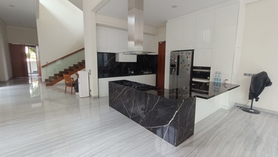 Rumah Elegan di Pleburan, Semarang, 4 Kamar Tidur, LT 432m²