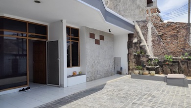 Rumah Sewa Murah Lokasi Tanah Mas, Semarang, LB 215m²