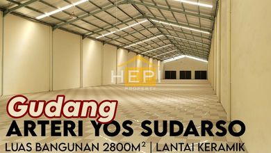 Gudang di Arteri Yos Sudarso,
dekat Pelabuhan Tanjung Mas