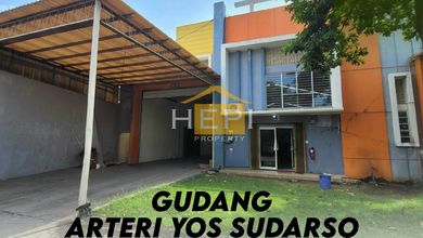 Gudang di Arteri Yos Sudarso, dekat Pelabuhan Tanjung Mas