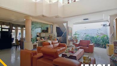 Rumah Elegan di Jangli, Semarang, 6 Kamar Tidur, LT 584m²
