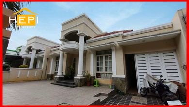 Rumah Mewah di Semarang Barat, Semarang, 3 KT, LT 300m²